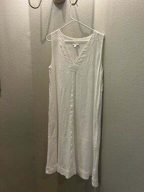 Nordstrom White V-Neck Sleeveless Top